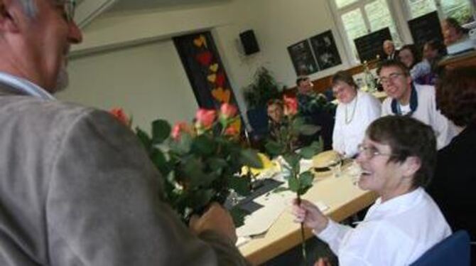 Blumen für die Theaterspieler von Karl-Heinz Mangold. FOTO: BEDU