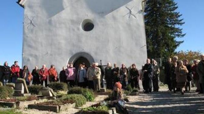 Gedenken an die Toten der Weltkriege auf dem Friedhof von Gruorn. GEA-FOTO: GEIGER