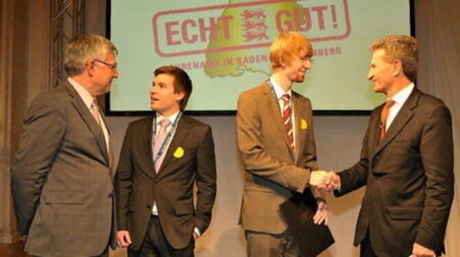 Ministerpräsident Günther Oettinger (ganz rechts) und Herbert Moser von der Landesstiftung (links im Bild oben) überreichen den