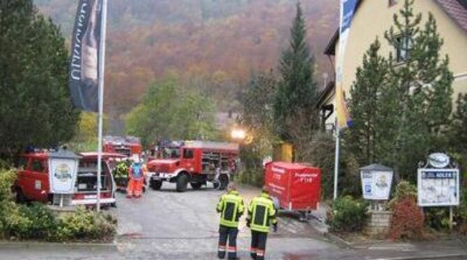 Erheblichen Sachschaden hat heute der Küchenbrand in einem leerstehenden Haus in Honau verursacht. GEA-FOTO: ZENKE