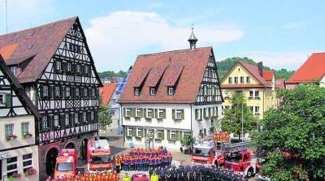 Fototermin im Herzen der Stadt: Dafür rückte Pfullingens Feuerwehr an einem Sonntagmorgen gerne aus.  FOTO: MICHAEL KLÖPPER/FEUE