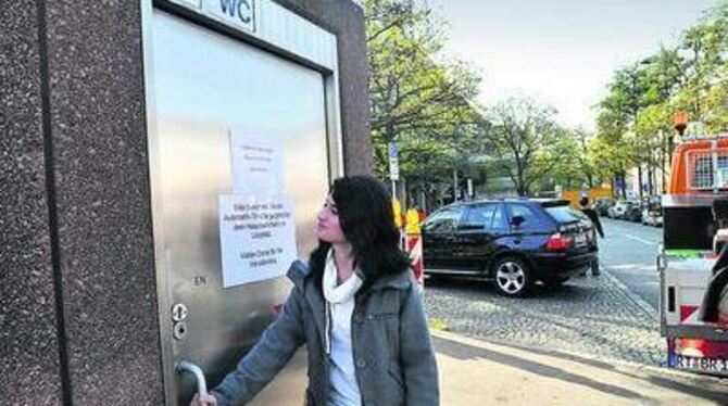 Keine Chance für dringende Bedürfnisse: Das Toilettenhäuschen am regionalen Busbahnhof ist derzeit geschlossen.  FOTO: TRINKHAUS