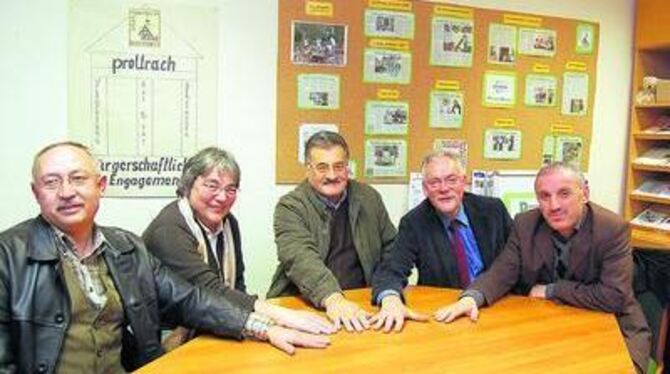 In Bad Urach interkulturell gut im Gespräch: Sahin Subasi, Uta Röck, Ahmet Özel, Norbert Blome und Ali Kacagan.  FOTO: PFI