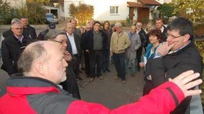 Der Hochwasserschutz im Bereich der Klosterstraße war ein Thema des Besuchs von OB Ulrich Fiedler (rechts) in Neuhausen. GEA-FOT