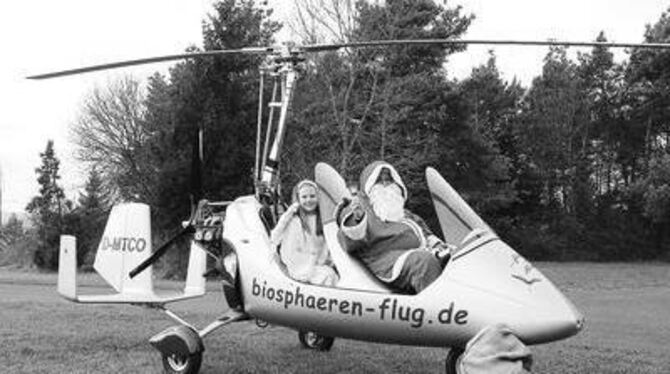 Schneller zur Bescherung im Tragschrauber unterwegs. Nikolaus und Engelchen, alias Elmar und Kim Laura Kober. GEA-FOTO: GEIGER