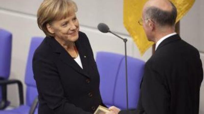 Bundestagspräsident Norbert Lammert gratuliert Bundeskanzlerin Angela Merkel nach ihrem Amtseid. FOTO: DPA