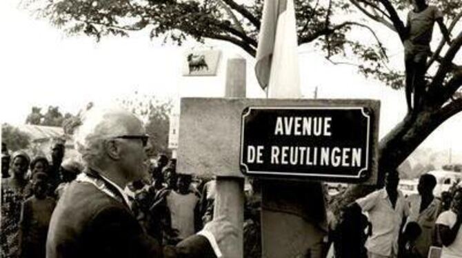 1970 enthüllte OB Kalbfell dieses Straßenschild in Bouaké.  QUELLE: STADTARCHIV