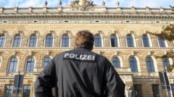 Ein Polizeibeamter sichert das Gerichtsgebäude in Dresden.
FOTO: DPA