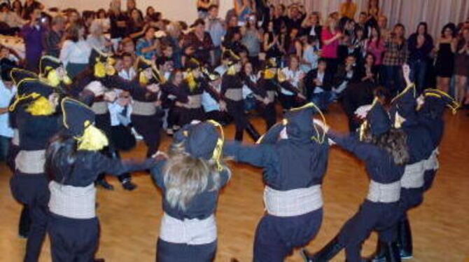 Pontische Tänze führten griechische Jugendliche bei der Veranstaltung des Akritas-Folklore-Tanzvereins in Neckartenzlingen auf.