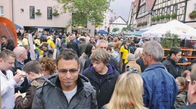 Viel los bei Kirbemarkt und verkaufsoffenem Sonntag in Pfullingen. FOTO: TRINKHAUS