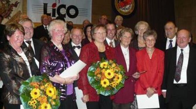 Beim Stiftungsfest der»Lico« konnte Hans Schäfer (zweiter von rechts) Mitglieder für 10 bis 50 Jahre Treue danken und ehren.  FO