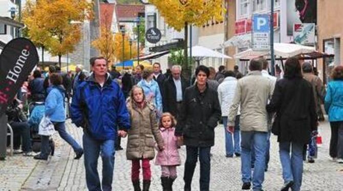 Am Sonntag will die Familie zusammen shoppen geh'n. In Metzingen waren mehr als 50000 unterwegs. GEA-FOTO: MEYER