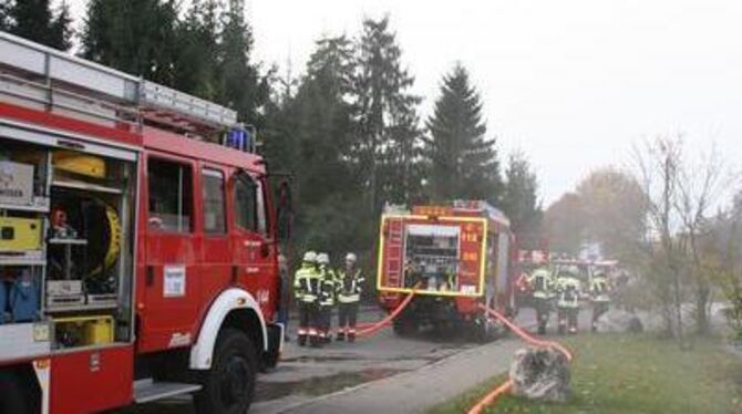 Lichtensteins Feuerwehr mit achtzig Mann und allen Fahrzeugen im Einsatz. FOTO: SCHEURER