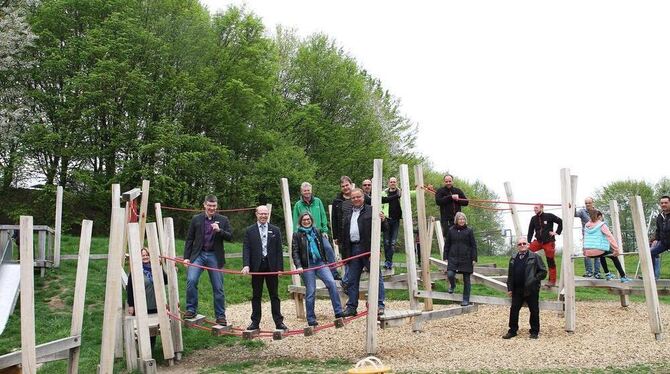 Auch die Großen freuen sich dran: Einweihung der neuen Spielgeräte auf dem Spielplatz Ohmenhausen.  FOTO: KOZJEK