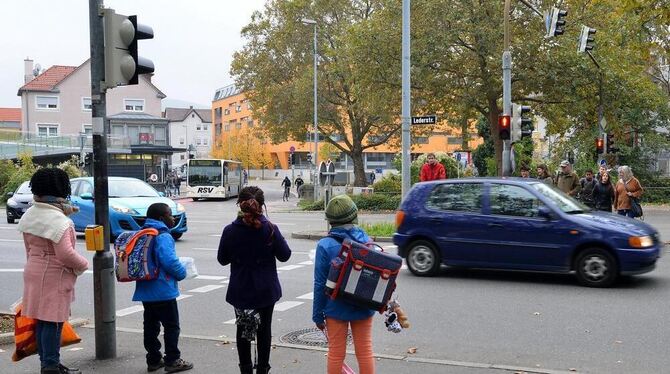 Knackpunkt Ampelschaltung: Fußverkehrsexperten warnen vor zu langen Wartezeiten. Nach mehr als 40 Sekunden nimmt die Zahl der Ro