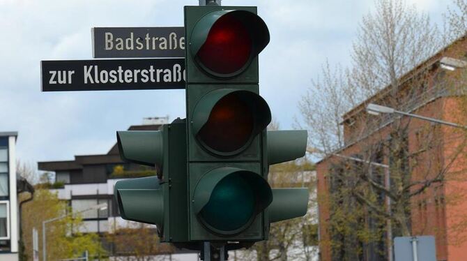 Die Ampel-Anlage an der Einmündung der Badstraße in die Große Heerstraße, zurzeit wegen der Bauarbeiten rund ums DEZ außer Betri