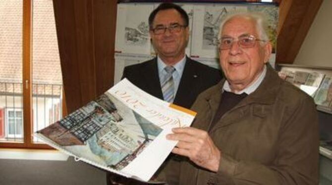 Karl Georg Lotz (links) und Gerhard Dümmel bei der Präsentation des Helferstorfer-Kalenders in Bad Urach.
FOTO: SANDER