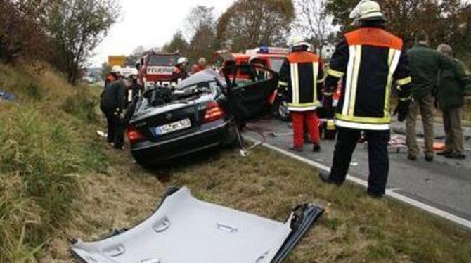 Die Feuerwehr Engstingen musste die Fahrerin des Mercedes herausschneiden. FOTO: LPT