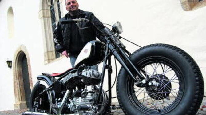 Harley »Flathead« Baujahr 1940  mit dem »Oldschool«-Bike fährt Bernd Deh zu den Europameisterschaften. GEA-FOTO: CO