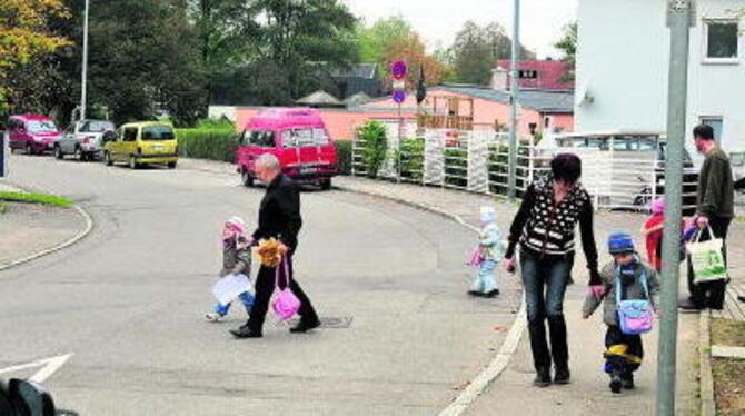 Beim Kindergarten Riedgraben in Oferdingen fehlt ein sicherer Überweg, kritisieren Eltern schon seit Langem.  GEA-FOTO: JÜRGEN M