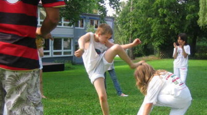 Auch wenns anders aussieht: Körperkontakt ist beim Capoeira unerwünscht. "Es geht um Harmonie und darum, im Rhythmus der Instrum