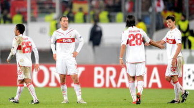 Frust pur transportiert dieses Bild, aufgenommen unmittelbar nach dem 1:3 des VfB Stuttgart: Elson, Julian Schieber, Sami Khedir