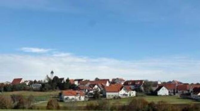 Selbstbewusst auf dem Hügel: Oberstettens charakteristisches Dorfbild ist durch die großen Bauernhäuser im Ort geprägt.
FOTO: BA