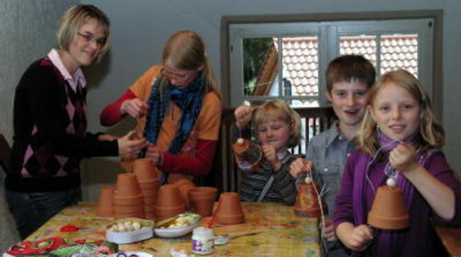 Kinder durften Glocken basteln beim Gemeindefest. FOTO: EL