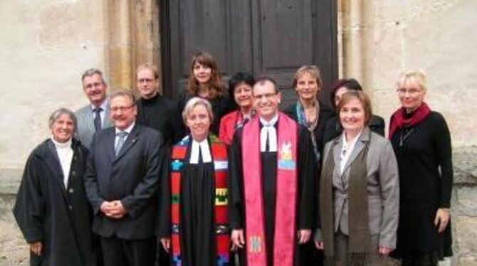 Vor der Kirche vereint: In der Mitte Dekanin Marie-Luise Kling-de Lazzer mit dem neuen Ofterdinger Pfarrer Bernhard Schaber-Laud