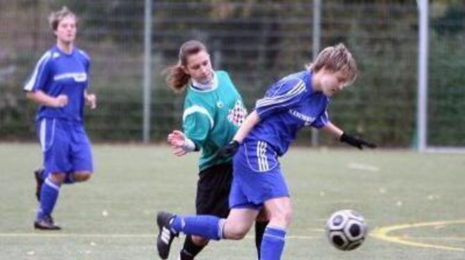 Annkatrin Herbst (re./Gomadingen) im Duell mit Elif Ögmen (Sondelfingen).
FOTO: LANGER