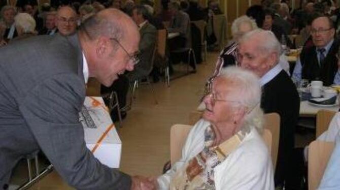 Gomaringens Bürgermeister Manfred Schmiderer begrüßt Marie Schuker, mit 99 Jahren älteste Besucherin.
FOTO: STROMBERG