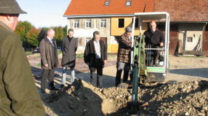 Baubeginn am Ohnastetter Bürgerhaus: Der Landtagsabgeordnete Karl-Wilhelm Röhm führte die Baggerschaufel. GEA-FOTO: DEWALD