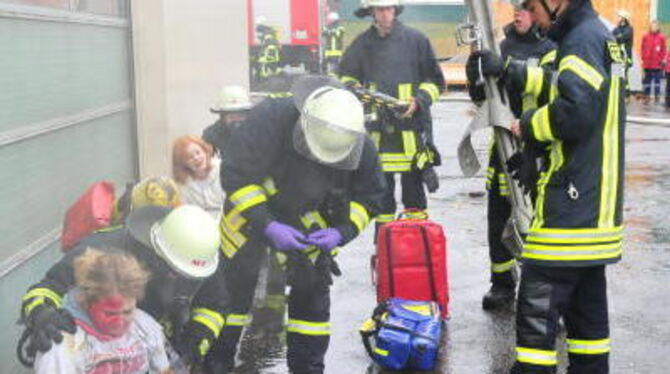 Kein richtiges Feuer aber dafür fast echte Verletzte: Vor allem die Menschenrettung war für die Besucher der Hauptübung der Feue