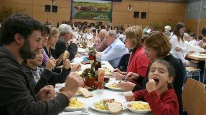 Bewiesen gute Laune und Appetit: Kirbebesucher in Hohenstein. FOTO: LPT