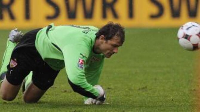 Auch Stuttgarts Torhüter Jens Lehmann ist am Boden: Spiegelbild für die aktuell desaströse Verfassung des VfB.  
FOTO: AP