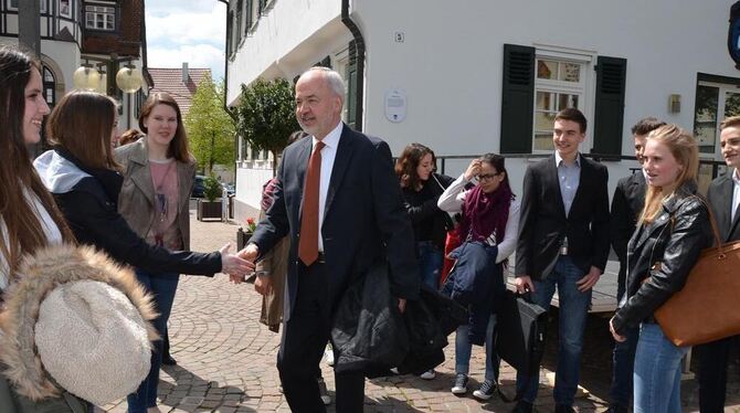 Erster offizieller Besuch nach acht Jahren: Landrat Thomas Reumann wird von Mitgliedern des Pfullinger Jugendgemeinderats vor de