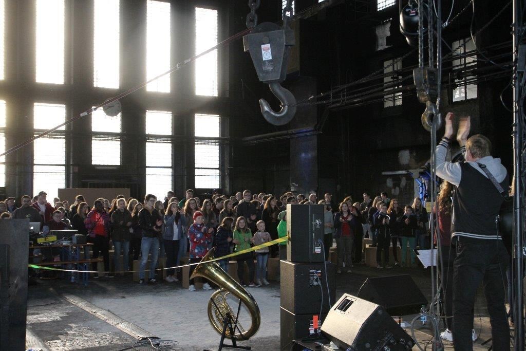 Jugendgottesdienst in der großen Schmiedehalle Henning-Areal Metzingen