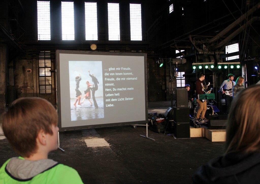 Jugendgottesdienst in der großen Schmiedehalle Henning-Areal Metzingen