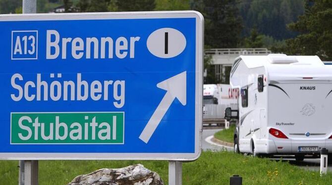 Hinweisschild zur Brennerautobahn: Die Zeit der Grenzzäune kehrt zurück. Foto: Karl-Josef Hildenbrand