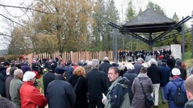 Nasskaltes Wetter vermochte die Besucher des Gedenkgottesdienstes mit Landesbischof Frank Otfried July nicht abzuschrecken. FOTO