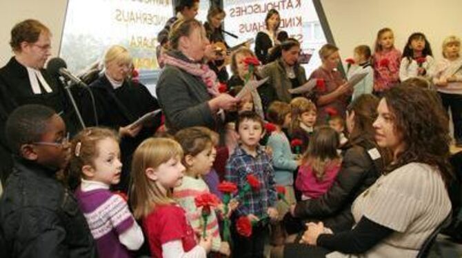 Ein Ständchen für das Kinderhaus St. Clara und Blumen für die neue Leiterin Silvija Simunic (rechts).  FOTO: ANSTÄDT