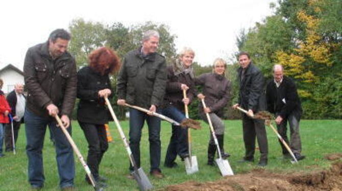 Traditioneller Spatenstich beim Allwetterplatz in Rübgarten, der in sechs Wochen fertig sein soll: Andreas Brenner vom Planungsb