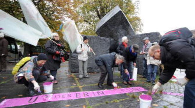 Mitarbeiter der Aktion vollenden die Spur vor dem Mahnmal in Stuttgart.
FOTO: DPA