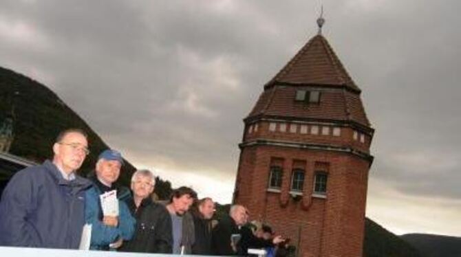 Landrat Thomas Reumann (Mitte) stieg bei seinem Besuch in Bad Urach aufs städtische Parkhaus. Einige Gemeinderäte und Vertreter