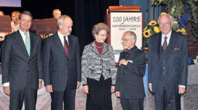 Jubiläum der Theodor-Heuss-Schule (von links): IHK-Präsident Eberhard Reiff, Landrat Thomas Reumann, OB Barbara Bosch, Schulleit