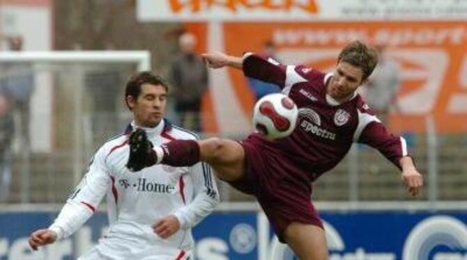 Markus Unger (rechts) im Reutlinger Trikot und im Duell mit dem jetzigen Dortmunder Bundesligaspieler Mats Hummels.   
ARCHIVFOT