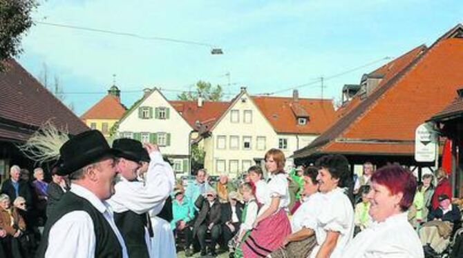 Auch Volkstanz gibt es beim Kelternfest in Metzingen.  GEA-ARCHIVFOTO: MAR