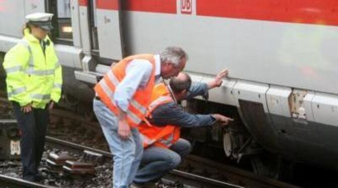 Mit dem Unfall dieses entgleisten ICE am Kölner Hauptbahnhof wurden die neuen Probleme mit den Achsen offenbar. ARCHIVFOTO: DPA