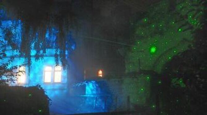 Überraschendes Farbenspiel im Nebel: Laserprojektion am Tor zum Schloss Lichtenstein. FOTO: LPT