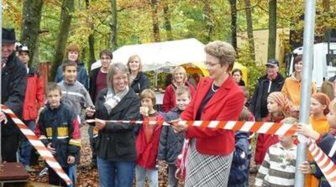 Ungeduldig warten die Kinder, dass Oberbürgermeisterin Barbara Bosch (rechts) und Bezirksbürgermeisterin Heide Schnitzer das Ban